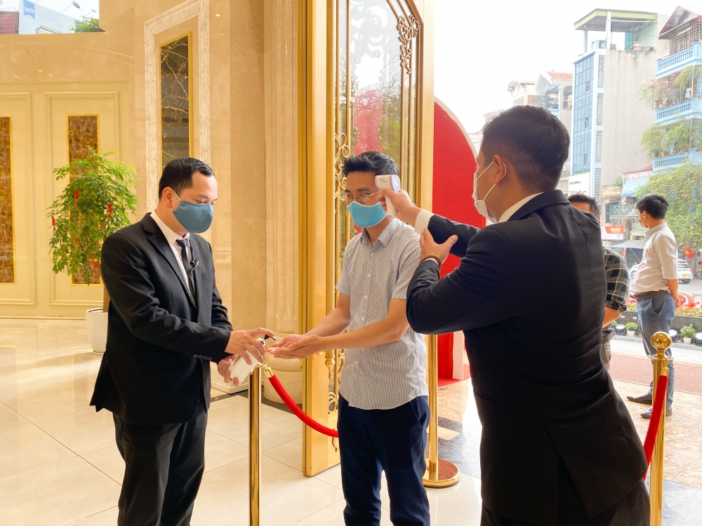 Cận ngày vía Thần Tài, người dân đeo khẩu trang đi mua vàng sớm