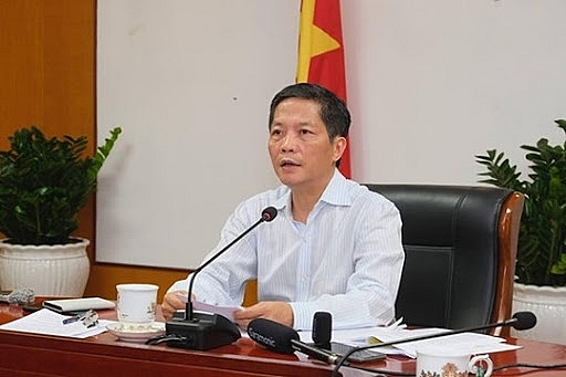 bo truong tran tuan anh dien mot gia la khong phu hop