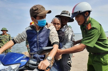 5 địa phương yêu cầu dân không ra khỏi nhà, hàng không đóng cửa 6 sân bay để tránh bão số 9