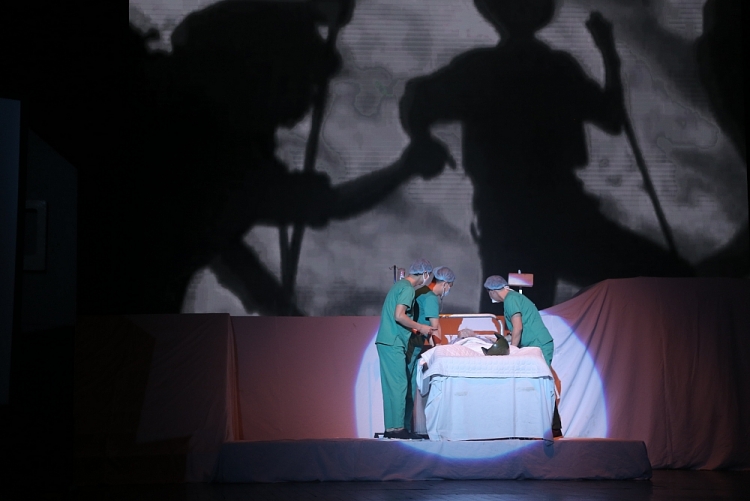 Công diễn vở kịch 