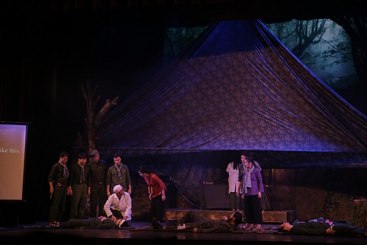 Công diễn vở kịch 