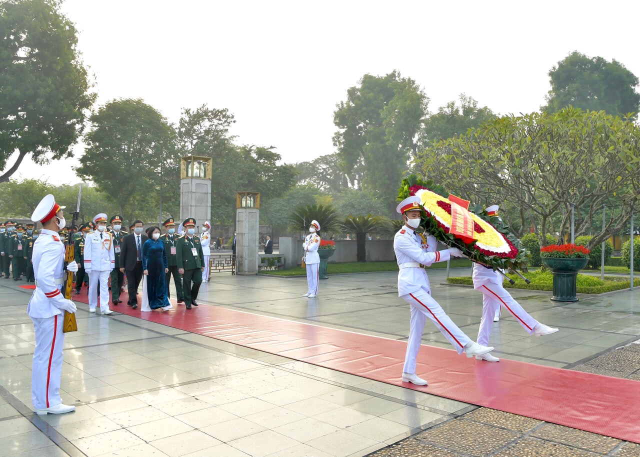 Đại biểu Đại hội Thi đua yêu nước toàn quốc lần thứ X vào Lăng viếng Chủ tịch Hồ Chí Minh