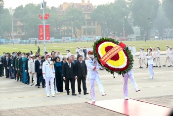 Đại biểu Đại hội Thi đua yêu nước toàn quốc lần thứ X vào Lăng viếng Chủ tịch Hồ Chí Minh