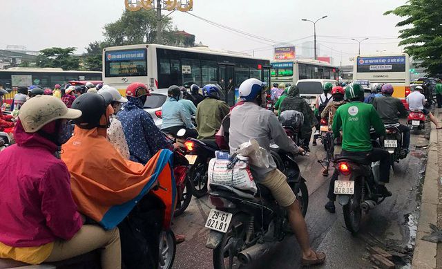 chen chuc doi mua do ve ha noi cuoi ngay nghi le