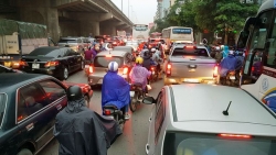 Chen chúc đội mưa đổ về Hà Nội cuối ngày nghỉ lễ