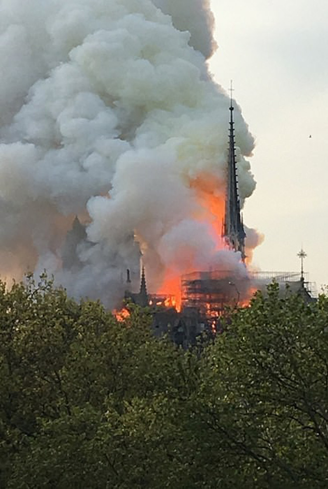 chay nha tho duc ba paris nhung hinh anh dau long