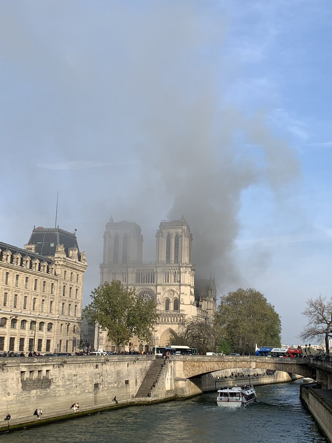 chay nha tho duc ba paris nhung hinh anh dau long