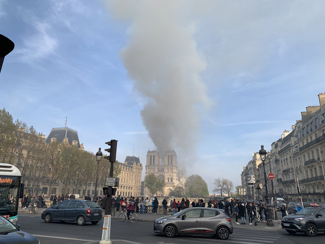 chay nha tho duc ba paris nhung hinh anh dau long