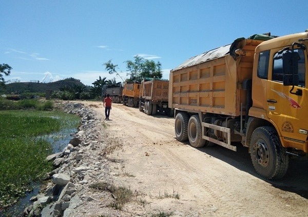 tu vu nao vet dap vung trang lo chuyen nha may gach mua dat chui