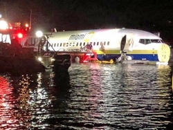 Bão lớn, "quật" máy bay Boeing 737 xuống sông ở Florida, Mỹ