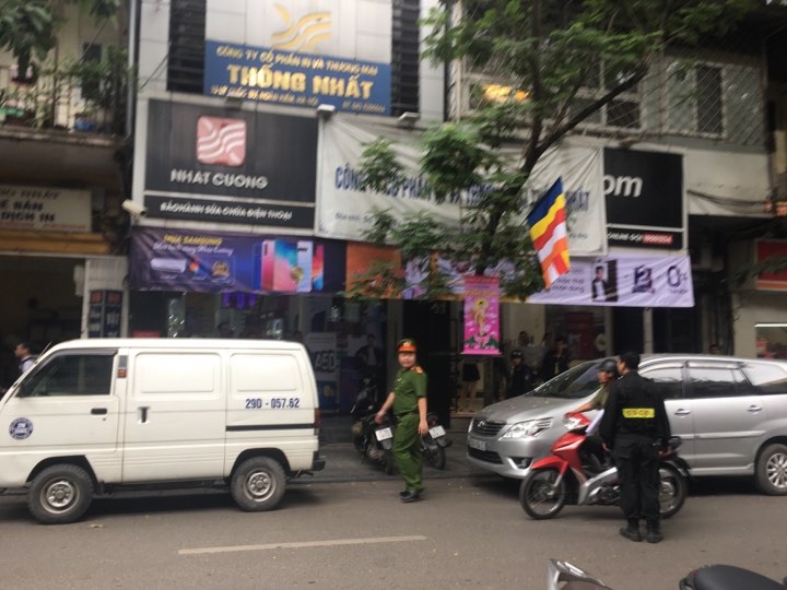 cong an kham xet cua hang dien thoai nhat cuong tai ly quoc su