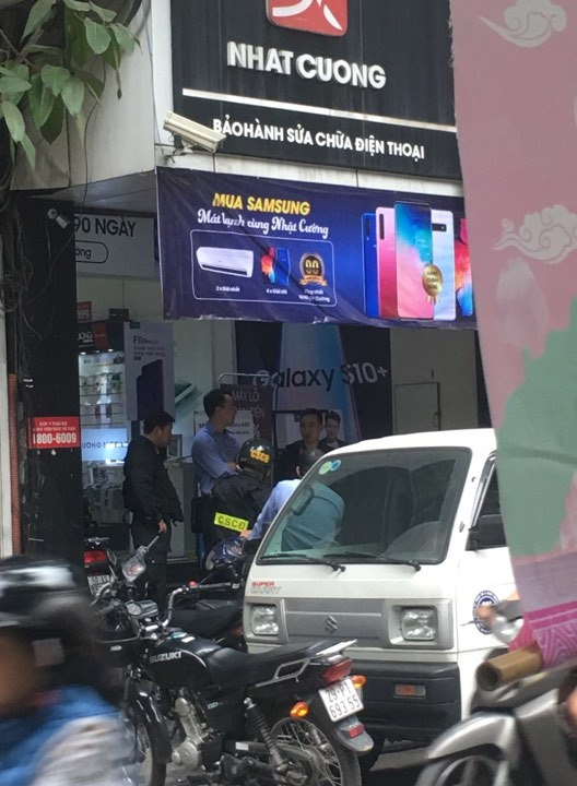 cong an kham xet cua hang dien thoai nhat cuong tai ly quoc su