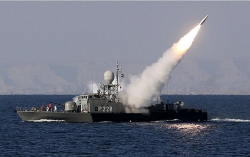 iran ban ha may bay my khi vu tau cho dau dang boc hoa