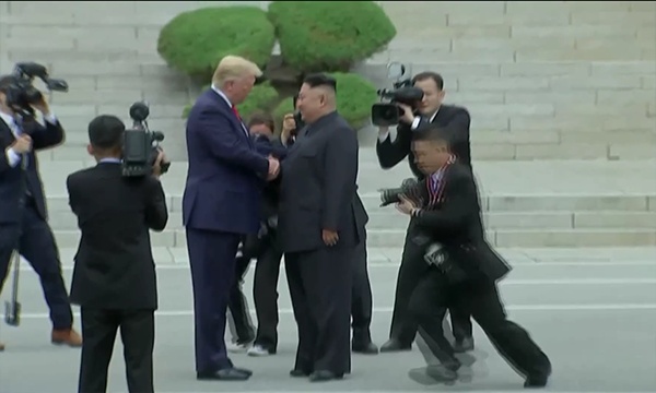 ong trump buoc vao lanh tho trieu tien moi ong kim tham nha trang