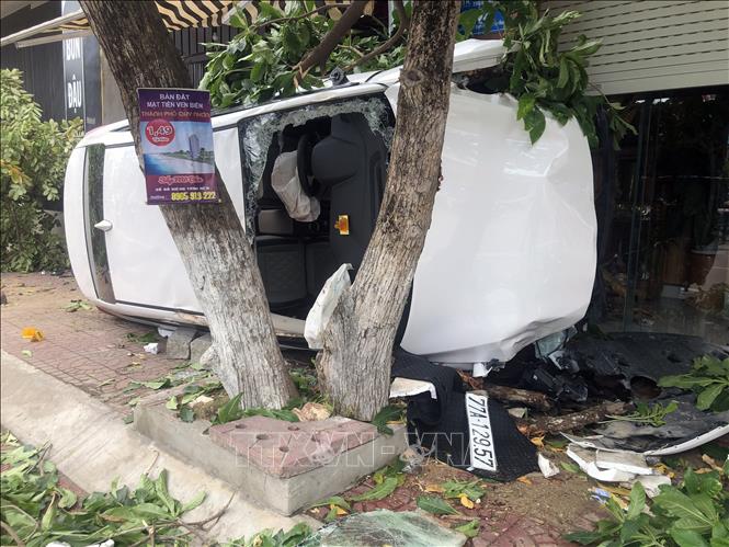 o to dien lao len via he hai nguoi thuong vong o quy nhon
