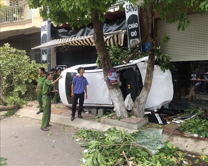 o to dien lao len via he hai nguoi thuong vong o quy nhon