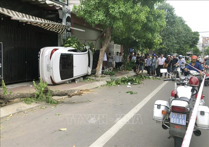 o to dien lao len via he hai nguoi thuong vong o quy nhon