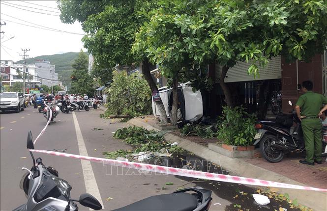 o to dien lao len via he hai nguoi thuong vong o quy nhon