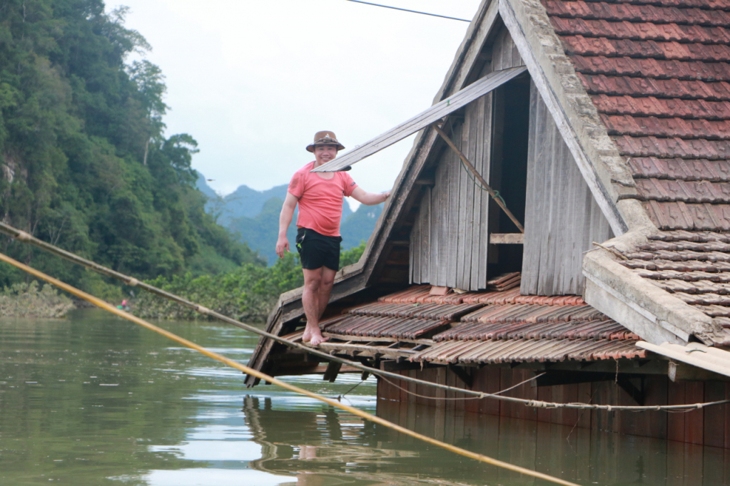 Xót xa những ngôi nhà bị ngập đến nóc ở vùng lũ Quảng Bình