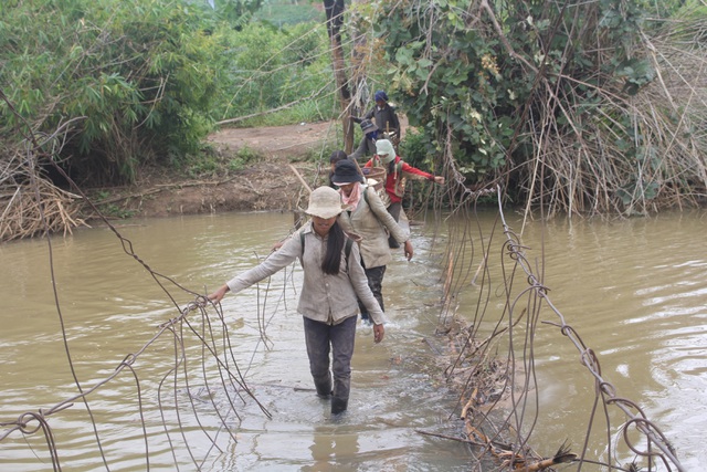 vuot cau muu sinh nguoi dan quang minh xuong suoi lam moi cho ha ba