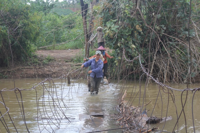 vuot cau muu sinh nguoi dan quang minh xuong suoi lam moi cho ha ba