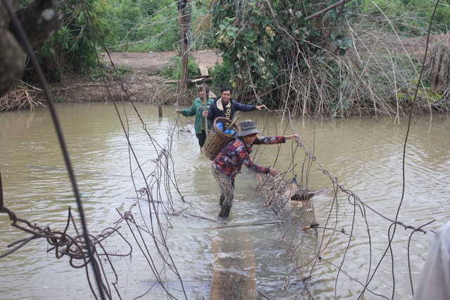 vuot cau muu sinh nguoi dan quang minh xuong suoi lam moi cho ha ba