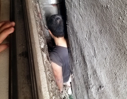 video kho tin canh may bay boeing b737 mac ket duoi gam cau