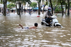 Cần Thơ khẩn cấp ứng phó triều cường, nhiều nơi chìm trong biển nước