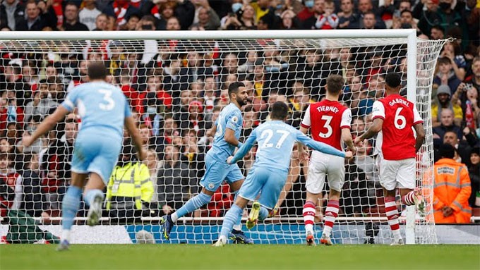 Đá hơn người và hưởng penalty, Man City nhọc nhằn đánh bại Arsenal