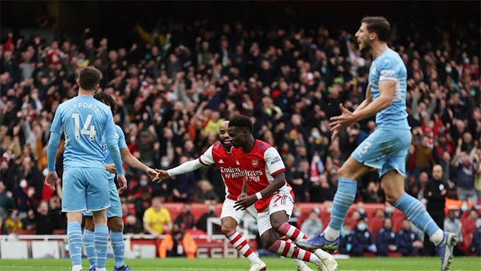 Đá hơn người và hưởng penalty, Man City nhọc nhằn đánh bại Arsenal