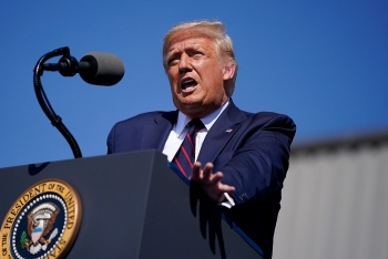 TT Donald Trump công kích Joe Biden: Trước ‘bán rẻ đất nước’, sau ‘chỉ nói là hay’