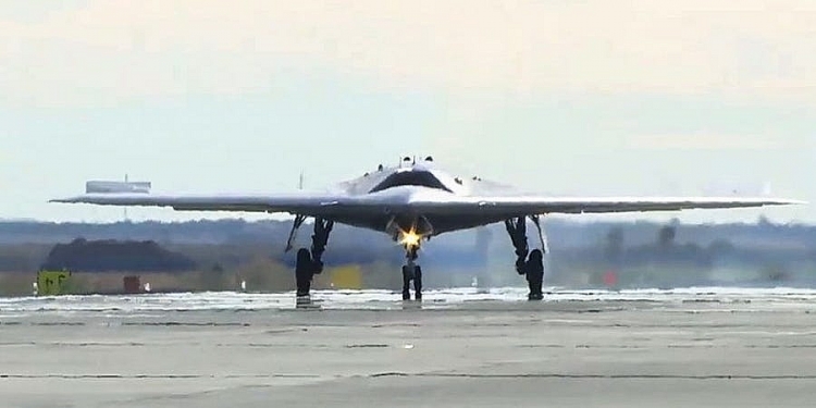 uav tho san okhotnik se chuyen hoa thanh tiem kich danh chan tam xa