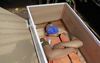 Indonesia: Không đeo khẩu trang phòng COVID-19 bị phạt nằm trong quan tài