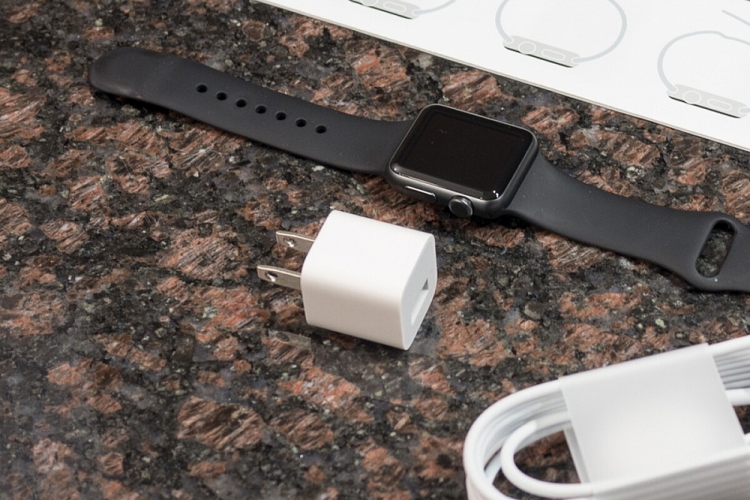 apple watch moi khong ban kem cu sac gay ra phan ung trai chieu