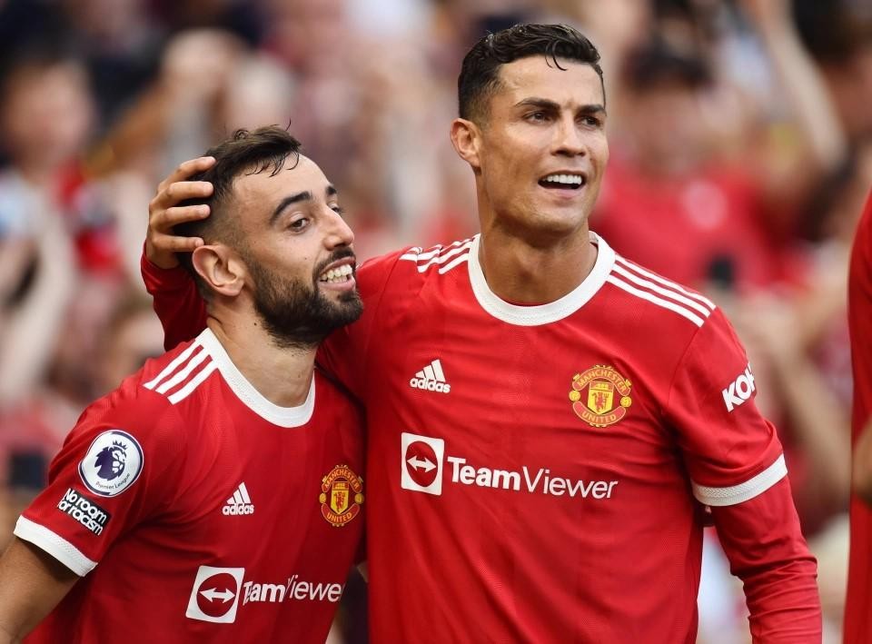 Ronaldo lập cú đúp giúp MU dẫn đầu Ngoại hạng Anh