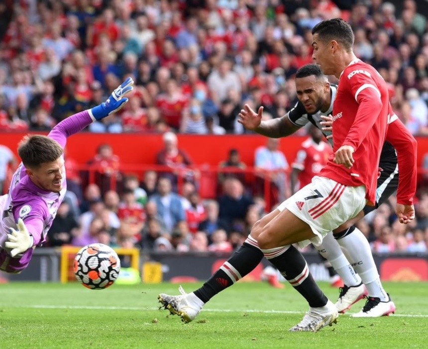 Ronaldo lập cú đúp giúp MU dẫn đầu Ngoại hạng Anh