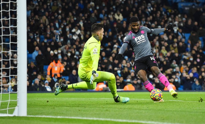 Man City vô địch lượt đi Ngoại hạng Anh sau trận thắng kịch tính trước Leicester