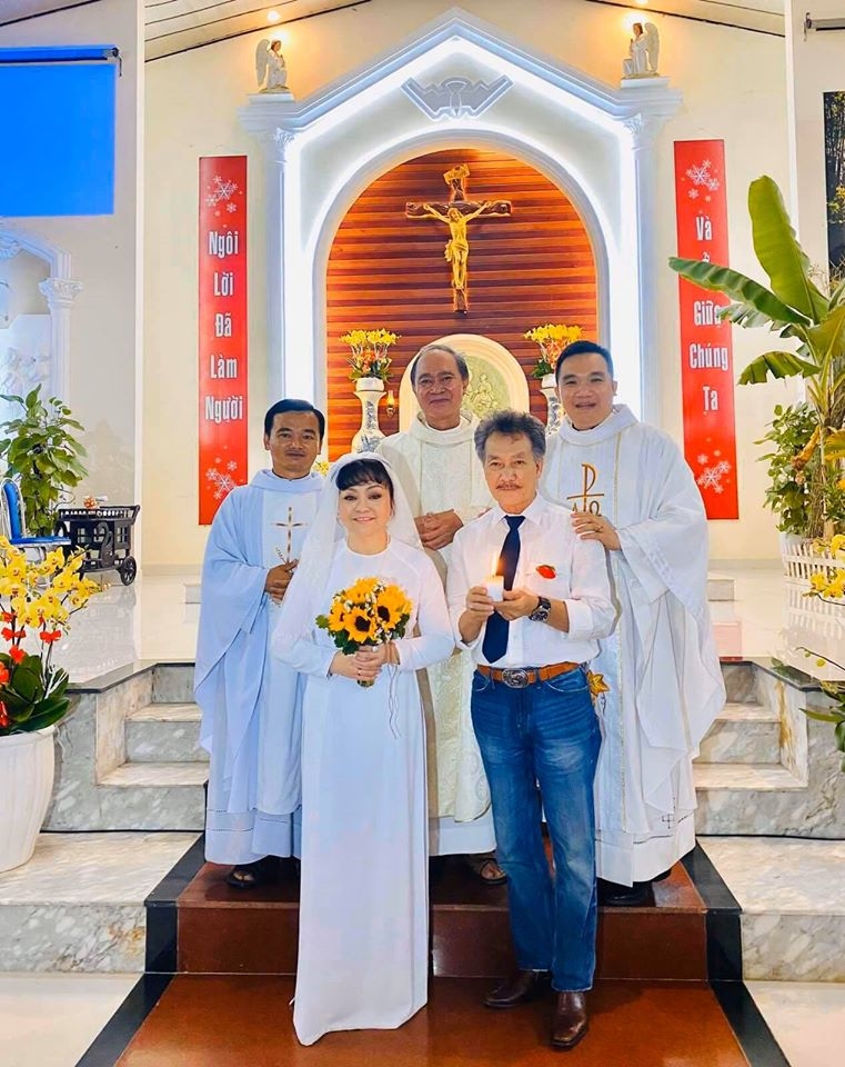 danh ca huong lan khoe anh cuoi tai nha tho o tien giang