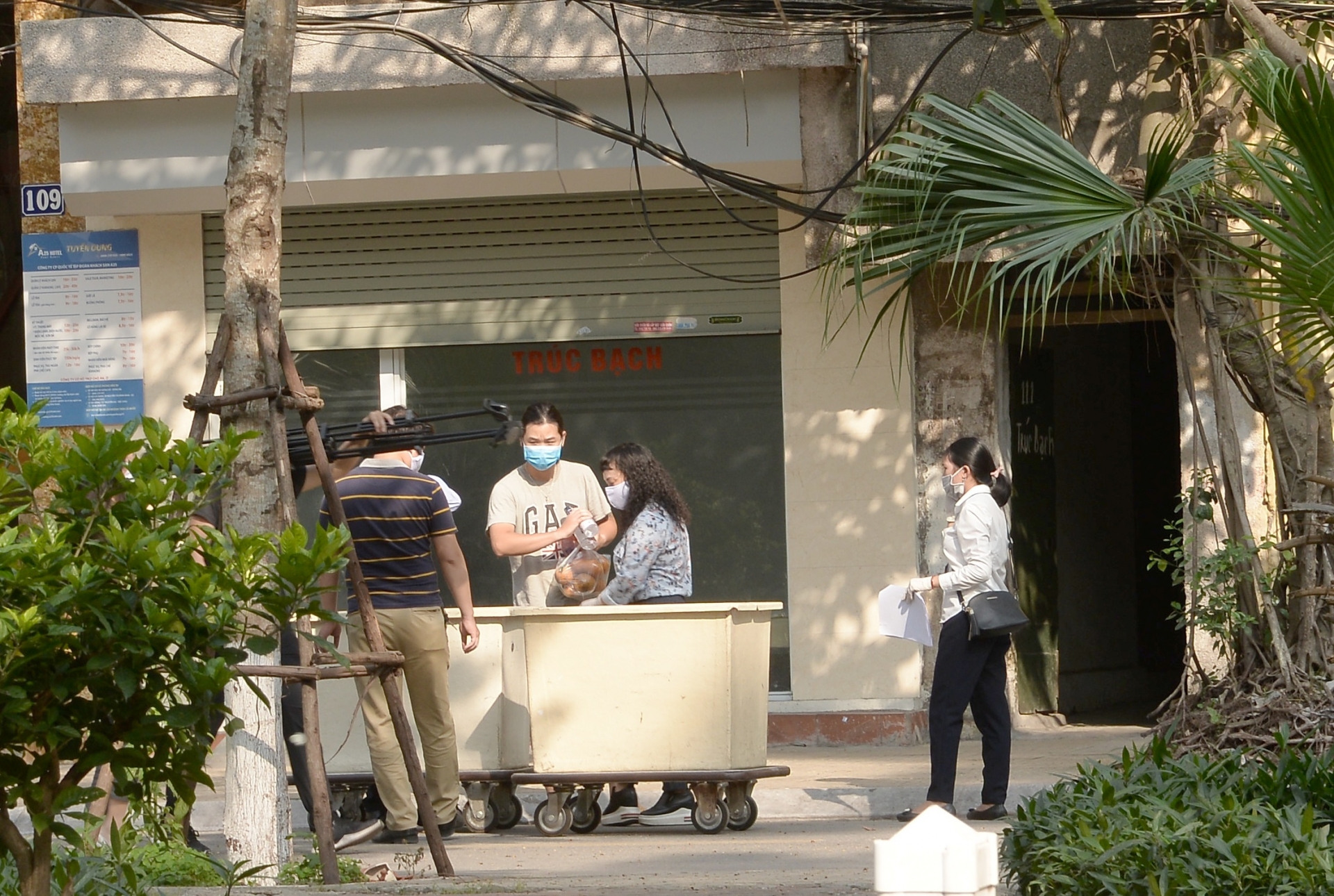 chum anh cuoc song cua nguoi dan pho truc bach khi bi cach ly tai nha