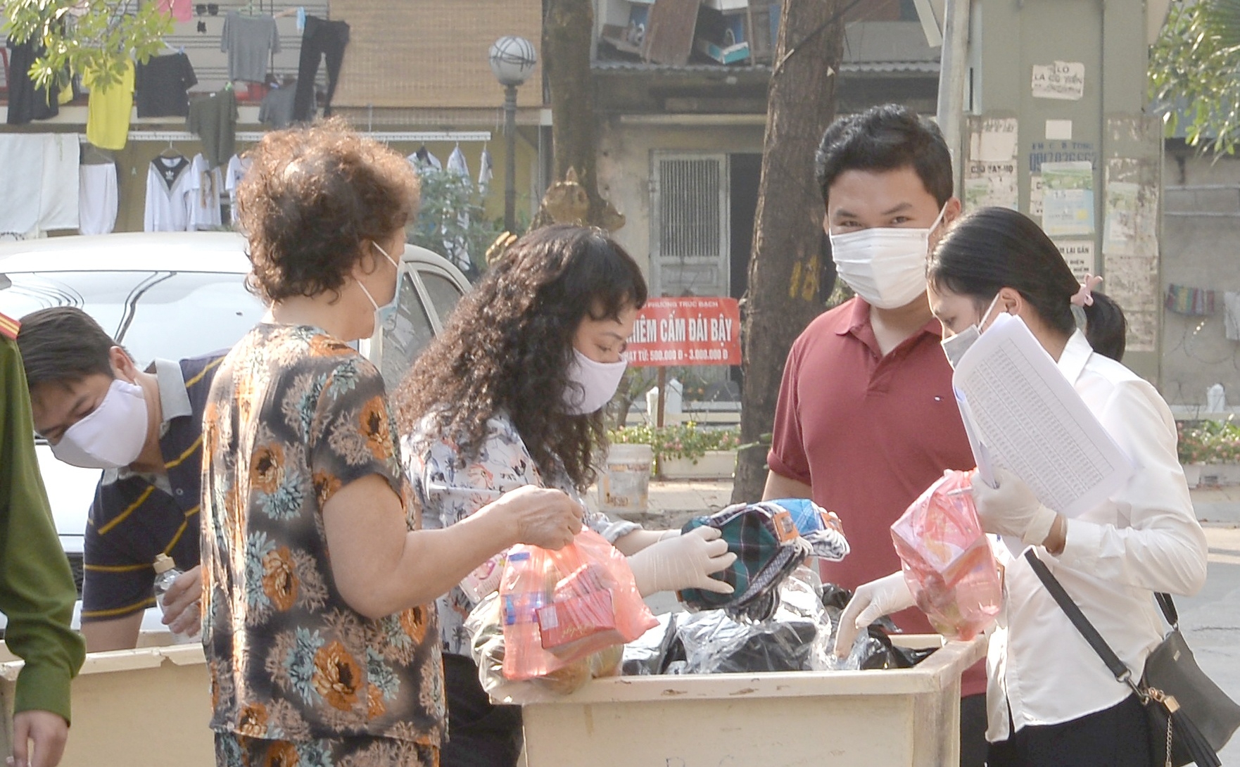 chum anh cuoc song cua nguoi dan pho truc bach khi bi cach ly tai nha