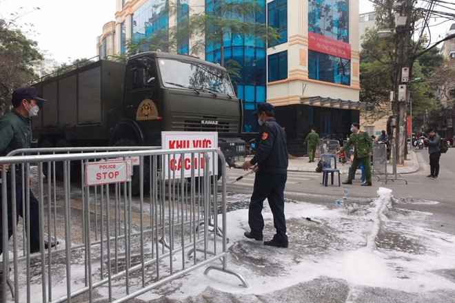 chum anh cuoc song cua nguoi dan pho truc bach khi bi cach ly tai nha