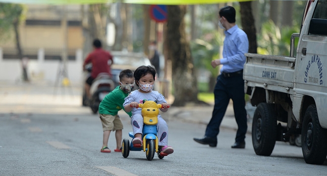 chum anh cuoc song cua nguoi dan pho truc bach khi bi cach ly tai nha