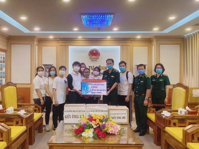 dong nhi ong cao thang tang 35000 khau trang va vat pham y te chong dich covid 19
