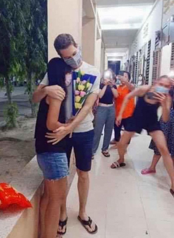 vo hoang yen khien dan mang cuoi nghieng nga voi man hong to tinh trong khu cach ly
