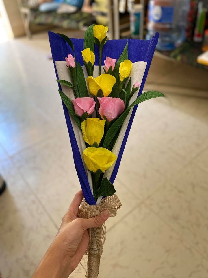 vo hoang yen khien dan mang cuoi nghieng nga voi man hong to tinh trong khu cach ly