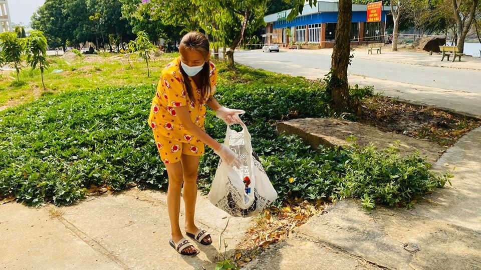 vo hoang yen khien dan mang cuoi nghieng nga voi man hong to tinh trong khu cach ly