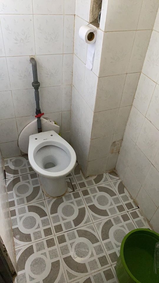 vo hoang yen khien dan mang cuoi nghieng nga voi man hong to tinh trong khu cach ly