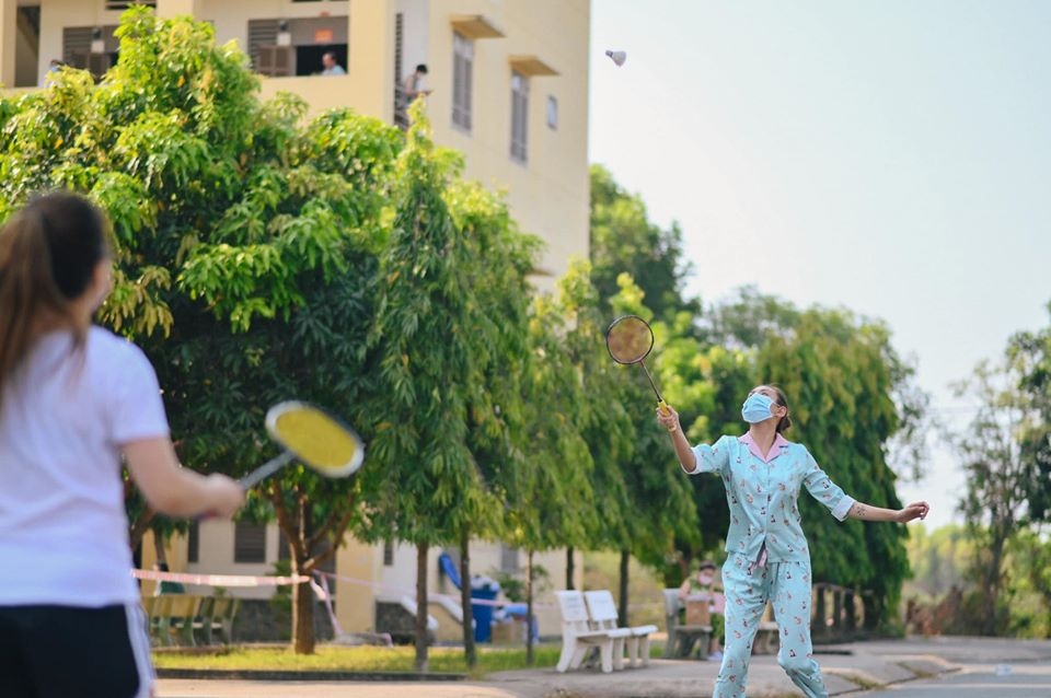 vo hoang yen khien dan mang cuoi nghieng nga voi man hong to tinh trong khu cach ly