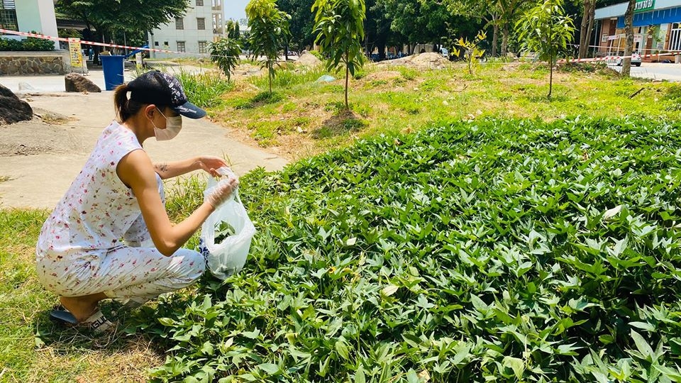 vo hoang yen khien dan mang cuoi nghieng nga voi man hong to tinh trong khu cach ly