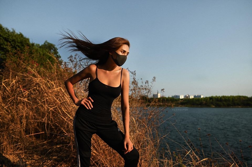 vo hoang yen khien dan mang cuoi nghieng nga voi man hong to tinh trong khu cach ly